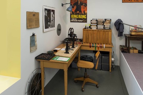 Rewinding table for film rolls