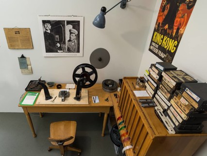 Rewinding table for film rolls
