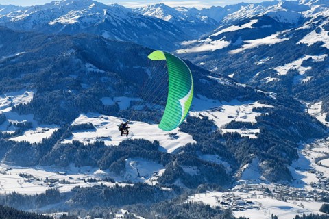 Paraglider flies from the Hohe Salve into the valley of Hopfgarten