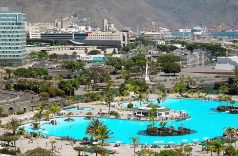 Overview of Parque Maritimo outdoor swimming pool of Cesar Manrique and city