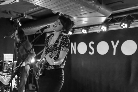 The Dutch-German pop duo Nosoyo with singer Donata Kramarz and drummer Daim de Rijke live in the Schuur Lucerne