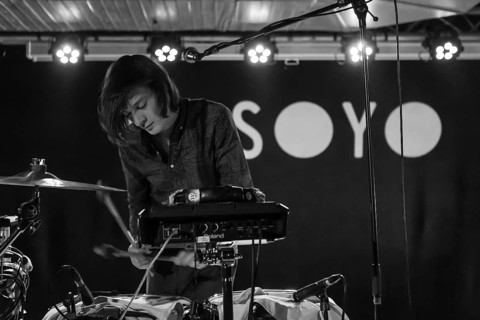 The Dutch-German pop duo Nosoyo with singer Donata Kramarz and drummer Daim de Rijke live in the Schuur Lucerne