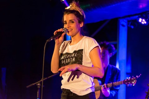 The Swiss singer and songwriter Lina Button live at the Schuur Lucerne