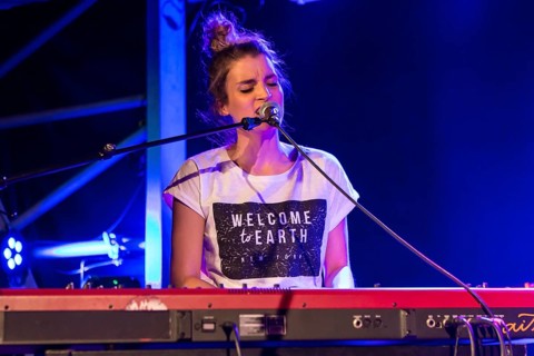 The Swiss singer and songwriter Lina Button live at the Schuur Lucerne