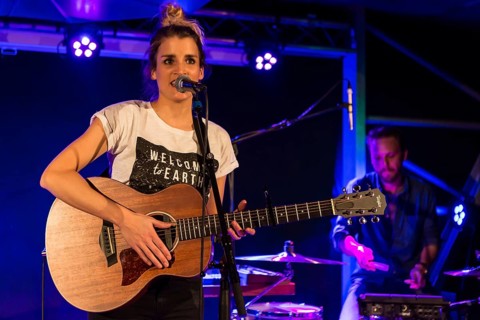 The Swiss singer and songwriter Lina Button live at the Schuur Lucerne