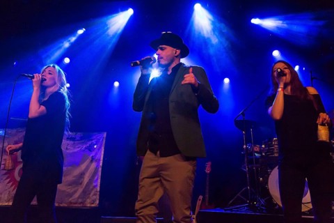 The Swiss reggae and ragas singer Dodo live in the Schuur Lucerne