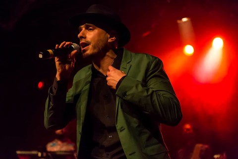 The Swiss reggae and ragas singer Dodo live in the Schuur Lucerne