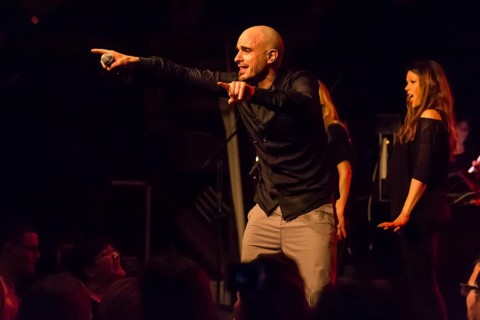 The Swiss reggae and ragas singer Dodo live in the Schuur Lucerne