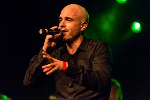 The Swiss reggae and ragas singer Dodo live in the Schuur Lucerne