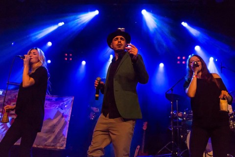 The Swiss reggae and ragas singer Dodo live in the Schuur Lucerne