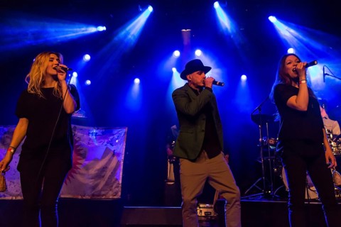 The Swiss reggae and ragas singer Dodo live in the Schuur Lucerne