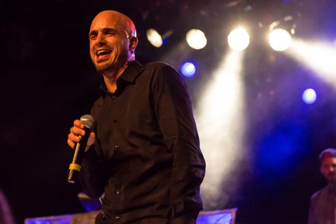 The Swiss reggae and ragas singer Dodo live in the Schuur Lucerne