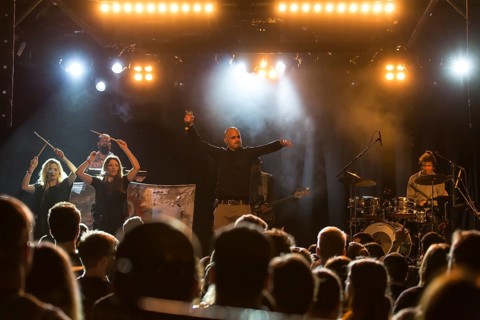 The Swiss reggae and ragas singer Dodo live in the Schuur Lucerne