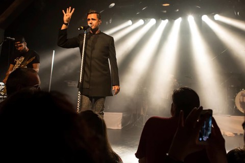 The soul singer and musician Jan Dettwyler aka Seven live with band in the Schuur Lucerne