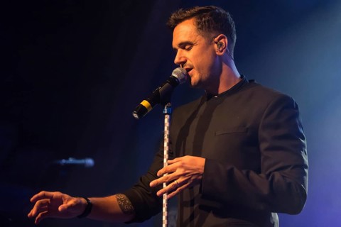 The soul singer and musician Jan Dettwyler aka Seven live with band in the Schuur Lucerne