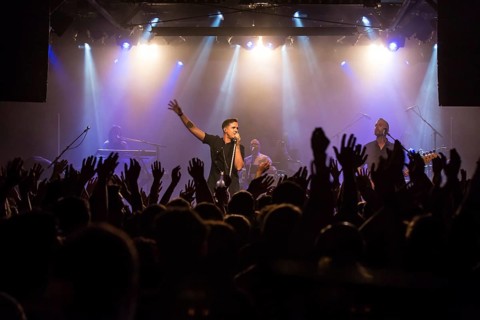 The soul singer and musician Jan Dettwyler aka Seven live with band in the Schuur Lucerne