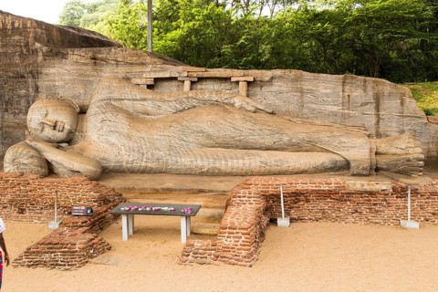 Reclining Buddha statue