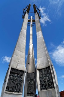 Memorial to fallen shipyard workers 1970