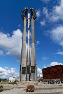 Memorial to fallen shipyard workers 1970