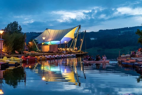 Beach concert at dusk with the band Buhl on the lake stage