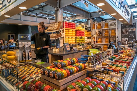 Market stall with Dutch cheese