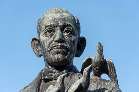 Statue of Miekichi Suzuki