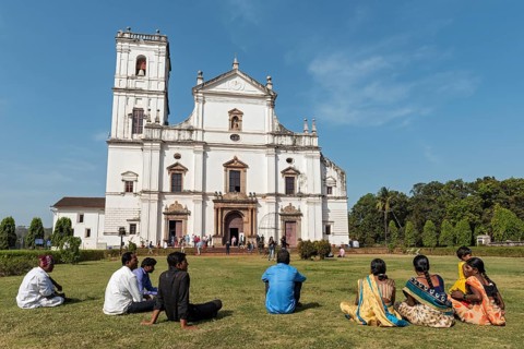 Group of Indian tourists in front of Se Cathedral