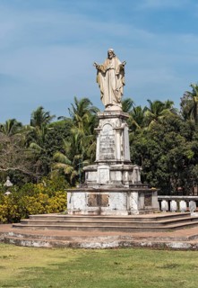Statue of Sacred Heart of Jesus opposite the Se Cathedral