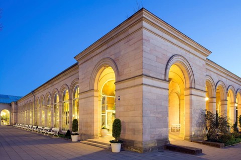 Arcade building with arcade passage