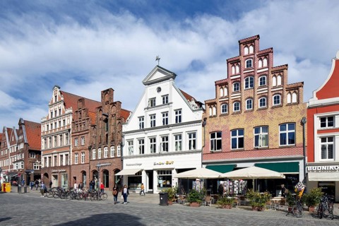 Historic town houses and merchants' houses on the town square Am Sande