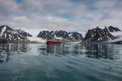 Expedition boat entering the Magdalenefjorden