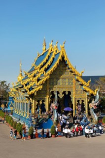 Tourists at the entrance of Wat Rong Seur Ten