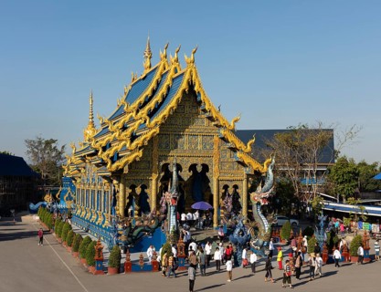 Tourists at the entrance of Wat Rong Seur Ten