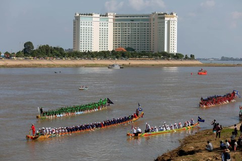 Dragon boats at Bon Om Touk Water Festival on Tonle Sap River