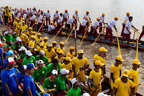 Many rowers in dragon boats at the Bon Om Touk Water Festival on the Tonle Sap River