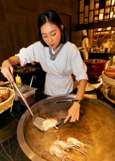 Thai cook preparing pad Thai and prawns
