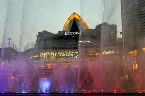 Water games with coloured fountains in front of the IconSiam shopping centre