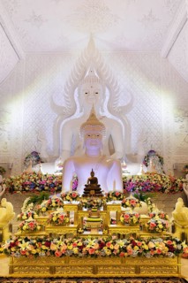 Buddha statues in the white prayer hall