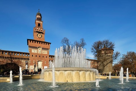 Fountain with the Castello Sforzesco