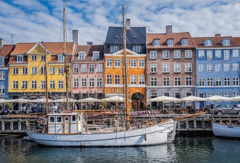 Sailing boats on the canal in front of colorful facades