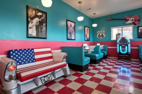 Restaurant Twistee Treat Diner and Pink Elephant Antique Mall on Route 66