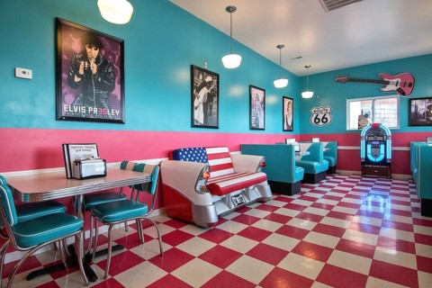 Restaurant Twistee Treat Diner and Pink Elephant Antique Mall on Route 66