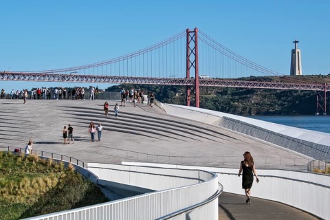 View from the pedestrian bridge to the roof of the museum MAAT