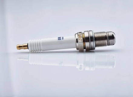 Spark plug with reflection