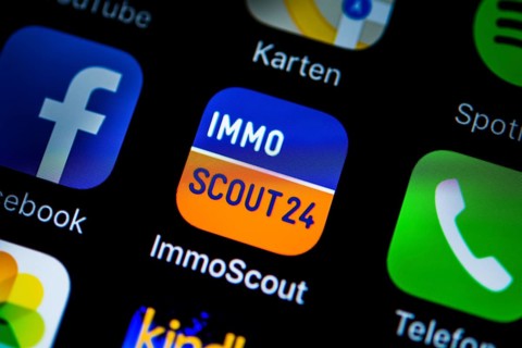 Smartphone screen display with Facebook
