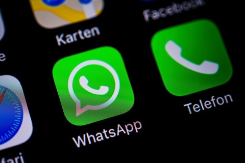 Smartphone screen with WhatsApp and Phone app icons