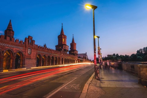 Oberbaum bridge between Kreuzberg and Friedrichshain at night