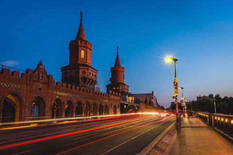 Oberbaum bridge between Kreuzberg and Friedrichshain at night