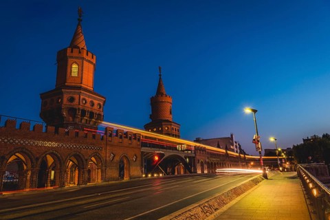 Oberbaum bridge between Kreuzberg and Friedrichshain at night