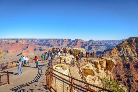 Viewpoint Mather Point with visitors